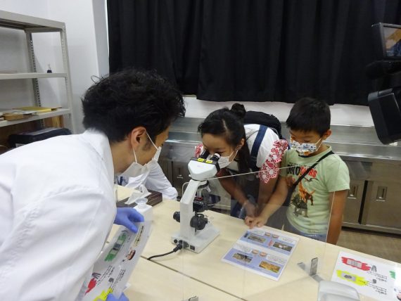 夏休みの自由研究にと、親子が真剣に受講