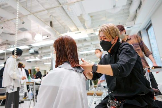 ミルボン京都スタジオでのチャリティーカットの様子