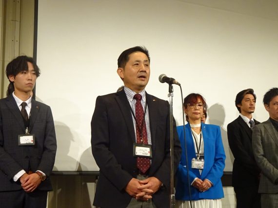 昨年2022年に学校設立20周年を迎えたことを報告