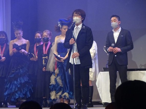 表彰式で卒業生全員に激励の言葉を贈る藤井登百子校長