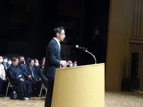 式後半であいさつに立った藤井静児理事長