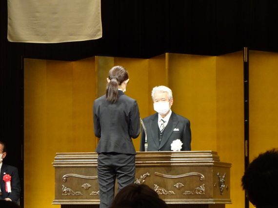 技と心を共に磨き続ける人がプロと説いた