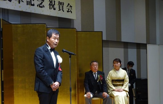 若手時代、靭尾氏と切磋琢磨した仲だったという発起人の髙部敏彦氏