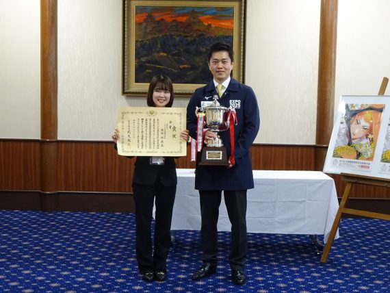 美容部門まつ毛エクステンション競技で金賞を受賞した佐野麻菜美さんと吉村知事