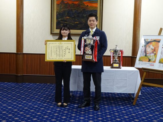 理容部門ワインディング競技で金賞を受賞した井出凛夏さんと吉村知事