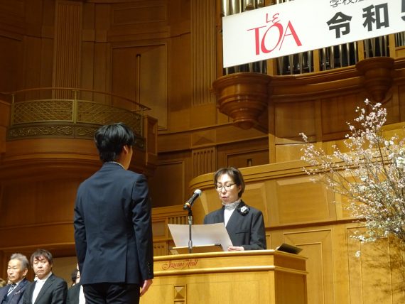 翌日の卒業式で卒業証書を授与する藤井校長