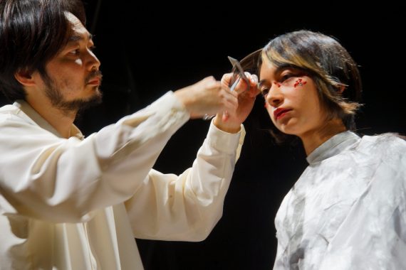 植村氏より徹底的に伝授された繊細なカットを披露した古城隆氏