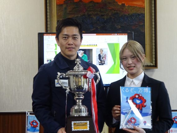 吉村知事とのツーショットで記念撮影