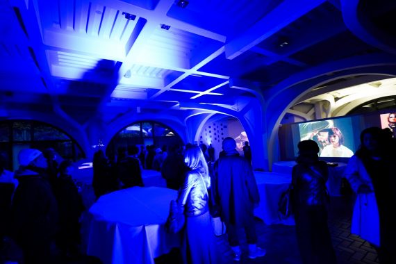 植村氏によるセミナーやヘアショーの動画に見入る来場者