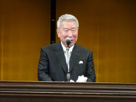 式辞を述べる古武理事長
