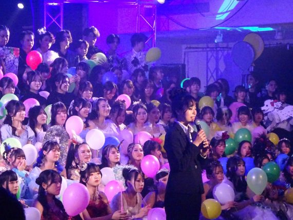 2年生全員が舞台に登場した感動のグランドフィナーレ