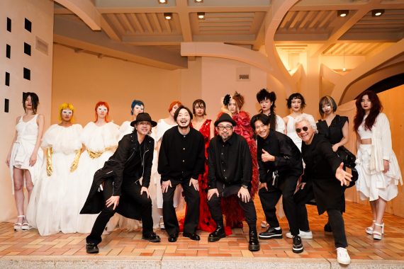 当日、ステージに立ったヘアデザイナーとモデル