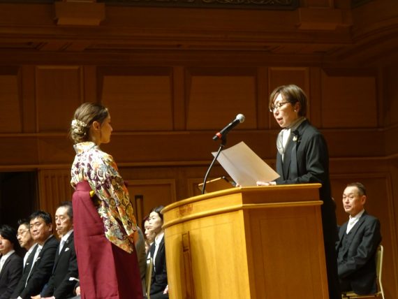 翌日の卒業式で卒業証書を授与する藤井校長