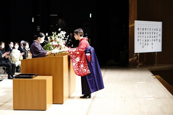 国際文化理容美容専門学校渋谷校/国分寺校が春季卒業式と卒業記念発表会を挙行 1 渋谷校と国分寺校の武市猛雄受賞者が代表して感謝の言葉