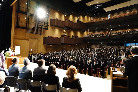 新入生を代表して誓いの言葉を述べる山﨑七海さん
