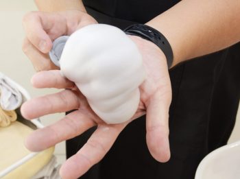 ヘアモード編集部・山田が体験!『THEÓ(ジオ)スタンダード』の新感覚ヘッドスパ ~20分間の施術でヤバい「体感」が連続するヘア&スキャルプケア~ 3 バブルクレンズを手に取る様子