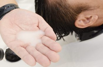 ヘアモード編集部・山田が体験!『THEÓ(ジオ)スタンダード』の新感覚ヘッドスパ ~20分間の施術でヤバい「体感」が連続するヘア&スキャルプケア~ 7 温感シャンプーを手に取る様子