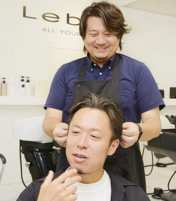 ヘアモード編集部・山田が体験!『THEÓ(ジオ)スタンダード』の新感覚ヘッドスパ ~20分間の施術でヤバい「体感」が連続するヘア&スキャルプケア~ 15 施術を行う清水氏