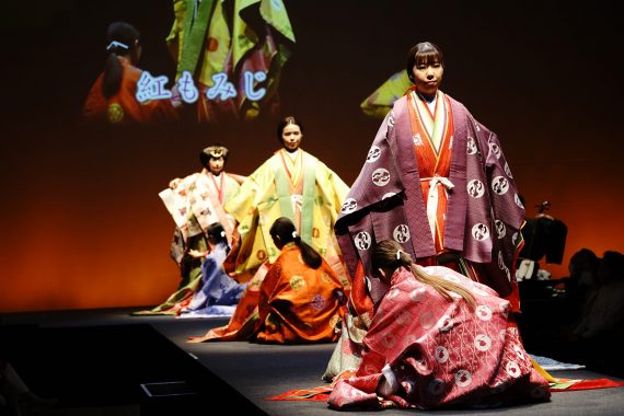 国際文化学園が創立70周年記念「感謝のつどい」を帝国ホテルで開催、「十二單」を題材とした記念事業も 9 70周年記念事業「十二單=襲ねの美」を青山スパイラルホールで一般公開