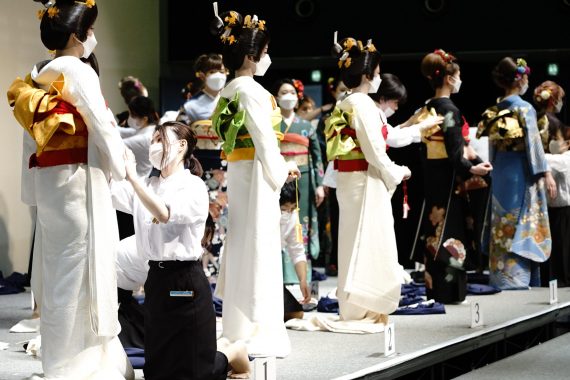 審査時以外はモデルもマスクを活用