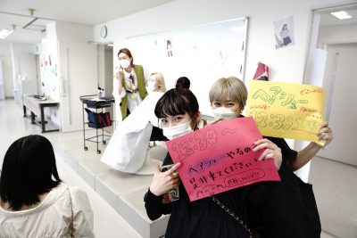 ヘアショー開催をPRする生徒たち