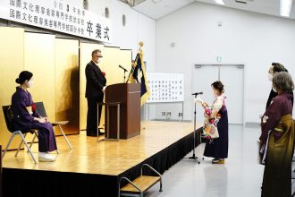 卒業生を代表して感謝の思いを述べる佐久間春菜さん