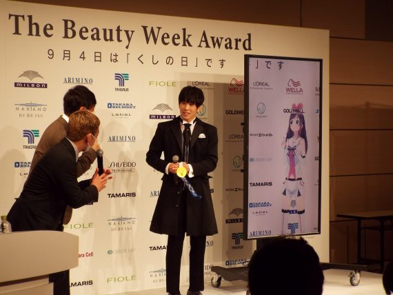 金メダルを披露する乙黒拓斗さん