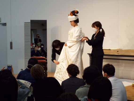 花嫁お支度の技術指導の様子