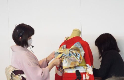 各講師が帯結びのスピード技術を展示