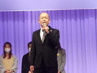 社員表彰を終えて感慨を述べる保科匡邦社長