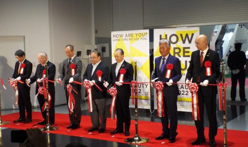 テープカットの様子