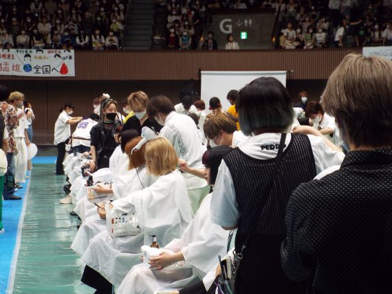 9月13日開催「第23回 SASSOON SCHOOLSHIP STUDENT HAIR CUT CONTEST」出場をかけて、国際文化学園 校内決勝大会を実施 2 ヘアカットコンテストの競技の様子
