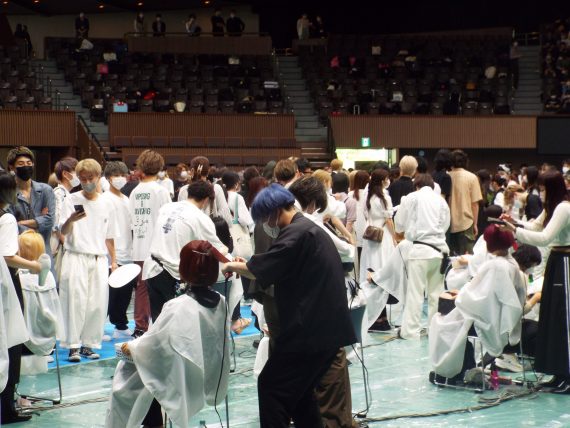 9月13日開催「第23回 SASSOON SCHOOLSHIP STUDENT HAIR CUT CONTEST」出場をかけて、国際文化学園 校内決勝大会を実施 3 競技中の学生たち