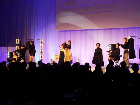 コレクションの舞台裏を表現したクリエイティブチームのヘアステージ