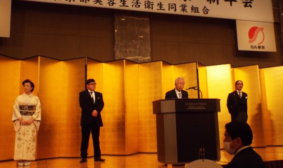 年頭のあいさつに立つ金内光信理事長と各副理事長