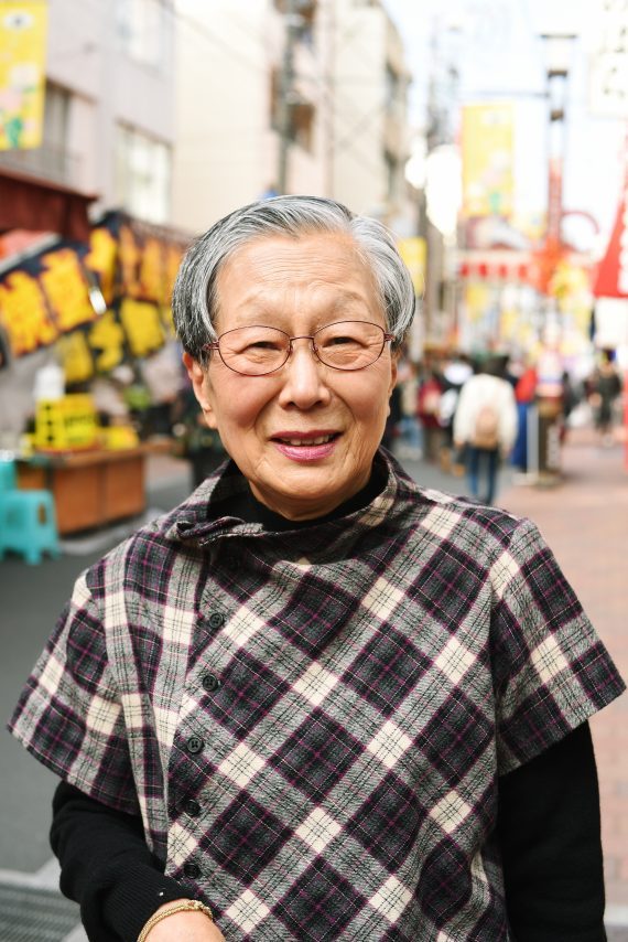 サイドをブラントに切り込んだヘアで品良くモードに