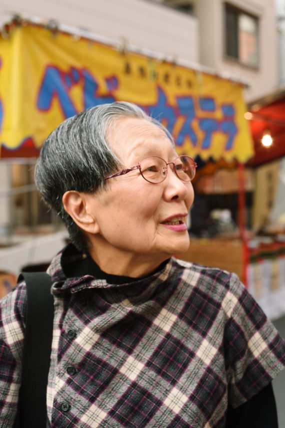 サイドをブラントに切り込んだヘアで品良くモードに