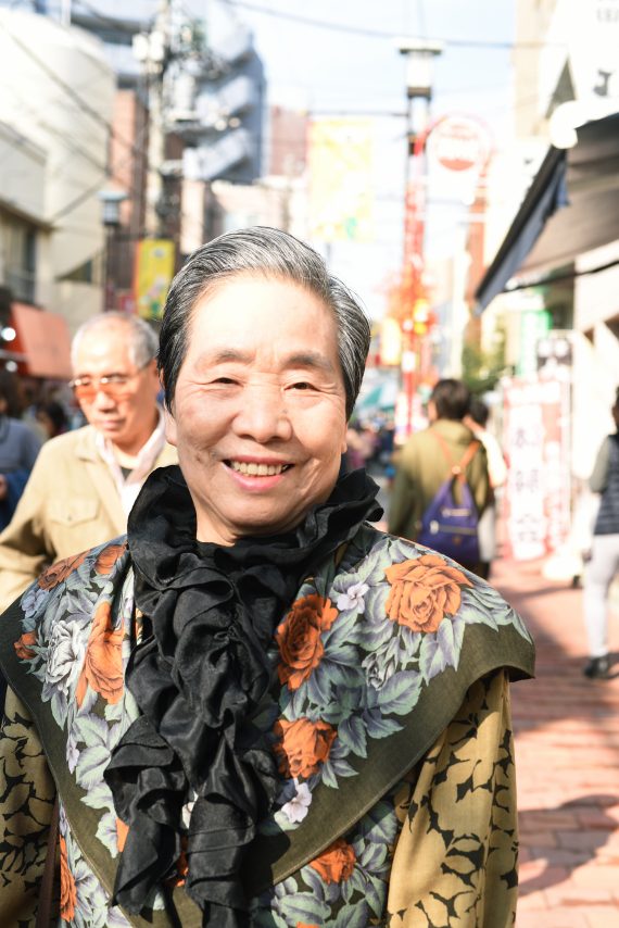 縁日でお買い物を満喫中