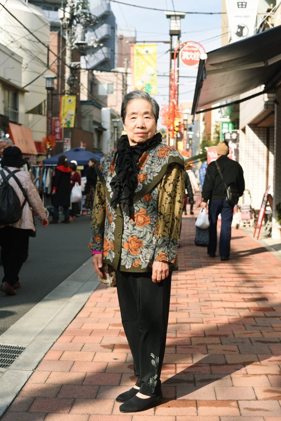 縁日でお買い物を満喫中