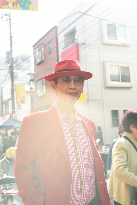 キャッチーな装いで商店街を闊歩