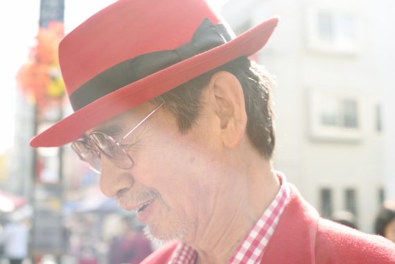 キャッチーな装いで商店街を闊歩