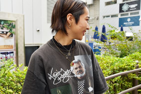 服はヴィンテージTシャツ×レースで甘辛に
