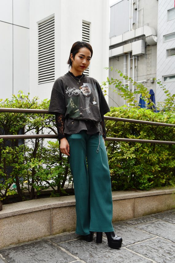 服はヴィンテージTシャツ×レースで甘辛に