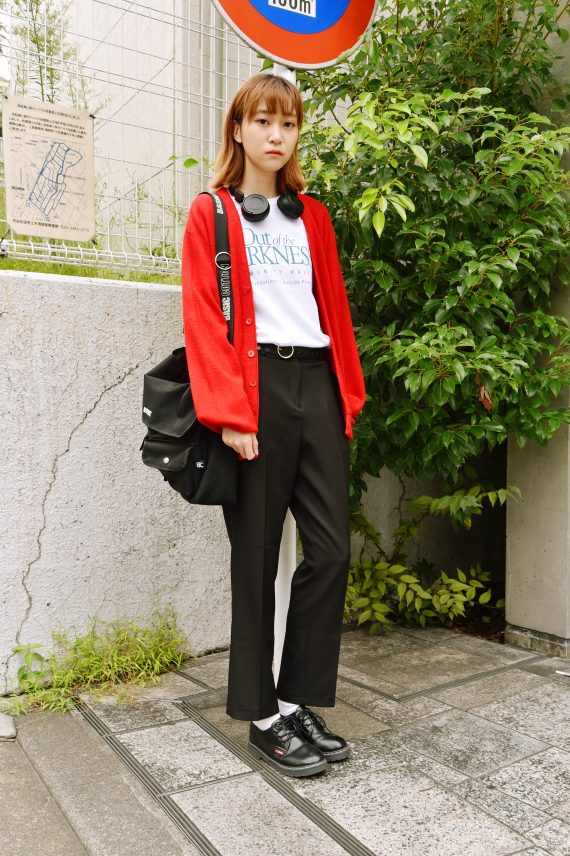 赤いカーディガンで女の子っぽく