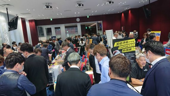 にぎわいをみせる商談ブース