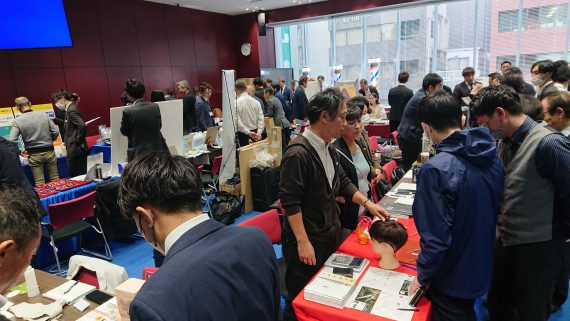 にぎわいをみせる商談ブース