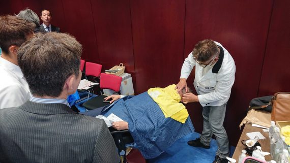 にぎわいをみせる商談ブース