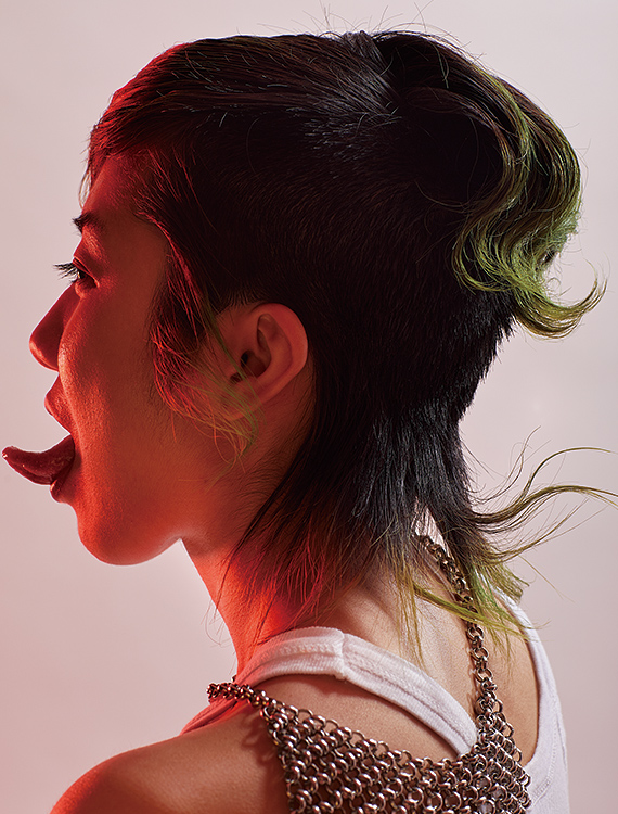 タンクトップとネックレスのスタイリング