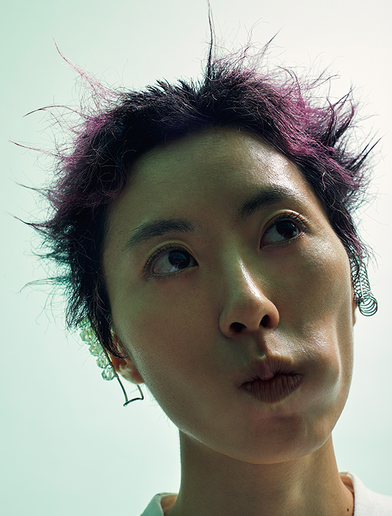 イヤーカフをつけたスタイリング