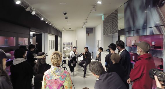 両氏の写真トークに聞き入る来場者